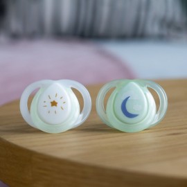 TOMMEE TIPPEE TTP43338095 Smoczki uspokajające NIGHT TIME 0-6m mix 2pak